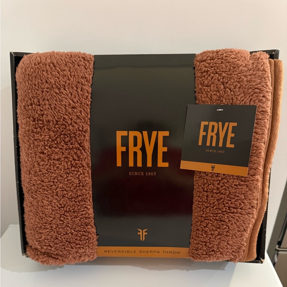 NWT Frye Sherpa Throw, size 50X60